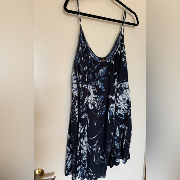 Audrey 3+1 Blue and White Print Tank in Size Large - Picture 2 of 8